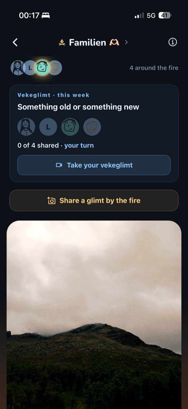 Screenshot from the app: the bål Familien, with four hand-drawn avatars around it, the card with this week's theme, and the button to share a glimt by the fire